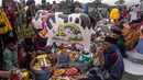 Nyadran menjadi sarana melestarikan tradisi dan budaya gotong royong sekaligus upaya menjaga keharmonisan masyarakat melalui kegiatan kembul bujono (makan bersama). (DEVI RAHMAN/AFP)