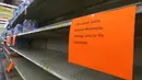 Rak yang biasanya berisi air mineral terlihat kosong di toko Piggly Wiggly di Panama City, Selasa (5/9). Warga memborong stok makanan dan air setelah Florida mengumumkan keadaan darurat menjelang kedatangan badai Irma. (Patti Blake/News Herald via AP)