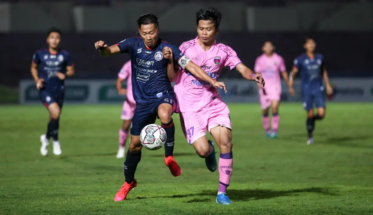Pemain Arema FC, Dendi Santoso (kiri) berebut bola dengan pemain Persita Tangerang, Moh. Edo Febriansyah saat laga pekan kesembilan BRI Liga 1 2021/2022 antara Arema FC melawan Persita Tangerang di Stadion Sultan Agung, Bantul, Rabu (27/10/2021). (Bola.com/Bagaskara Lazuardi)