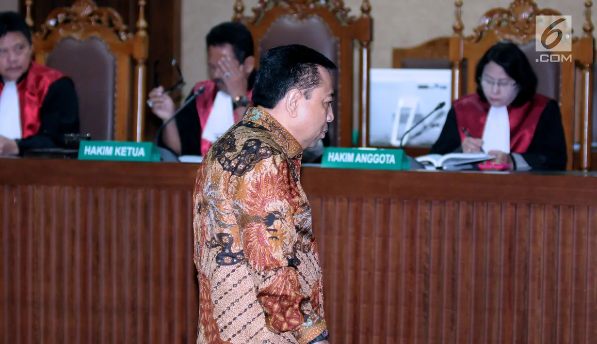 Terdakwa korupsi proyek e-KTP, Setya Novanto saat mengikuti sidang pembacaan putusan di Pengadilan Tipikor, Jakarta, Selasa (24/4). Setya Novanto divonis hukuman pidana 15 tahun penjara dan denda Rp 500 juta. (Liputan6.com/Helmi Fithriansyah)
