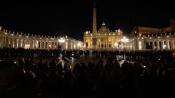 Orang-orang yang percaya berdoa untuk perdamaian Ukraina di Lapangan Santo Petrus, Vatikan, 2 Maret 2022. (Tiziana FABI/AFP)