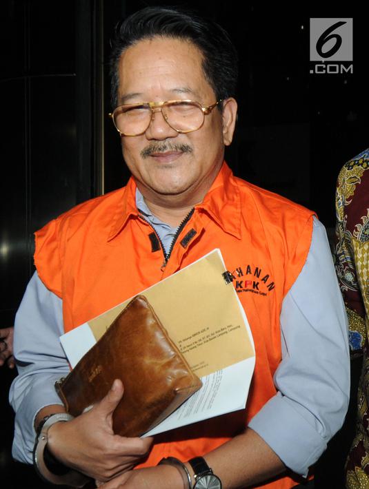 Pemilik PT Jasa Promix Nusantara dan PT Secilia Putri, Sibron Azis dikawal petugas usai menjalani pemeriksaan di gedung KPK, Jakarta, Jumat (25/1). Sibron Azis resmi ditahan terkait fee suap proyek infrastruktur Kabupaten Mesuji. (merdeka.com/Dwi Narwoko)