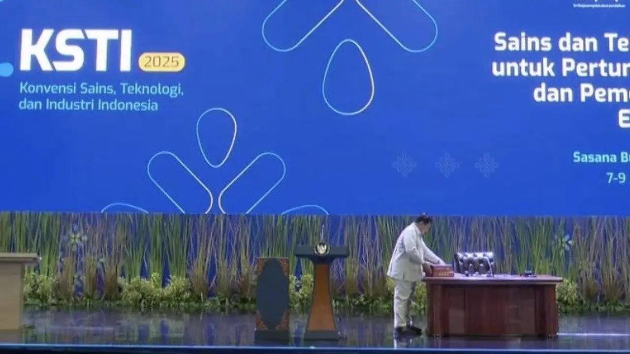 Presiden Prabowo Subianto menggeser sebuah buku berbintang 4 saay hendak pidato di acara Konvensi Sains, Teknologi, dan Industri Indonesia (KSTI) 2025 (Istimewa)
