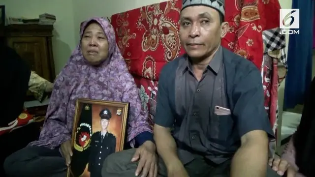 Keluarga korban bom Kampung Melayu merasa terpukul atas tewasnya Bripda Ridho Shabara. Meski mengutuk keras, keluarga menyatakan ikhlas.