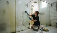 Cara Membersihkan Kerak Kamar Mandi Membandel dengan Bahan Alami hingga Pembersih Khusus