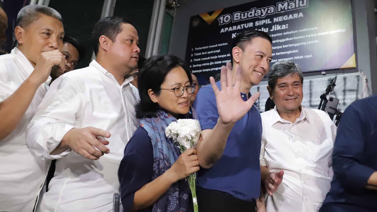 FOTO: Abolisi dari Presiden, Tom Lembong Resmi Tinggalkan Jeruji Besi