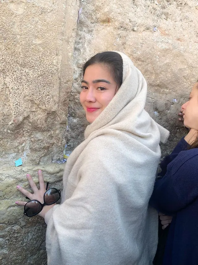 7 Momen Wisata Religi Felicya Angelista, Dari Gereja Gantung Hingga Laut Mati