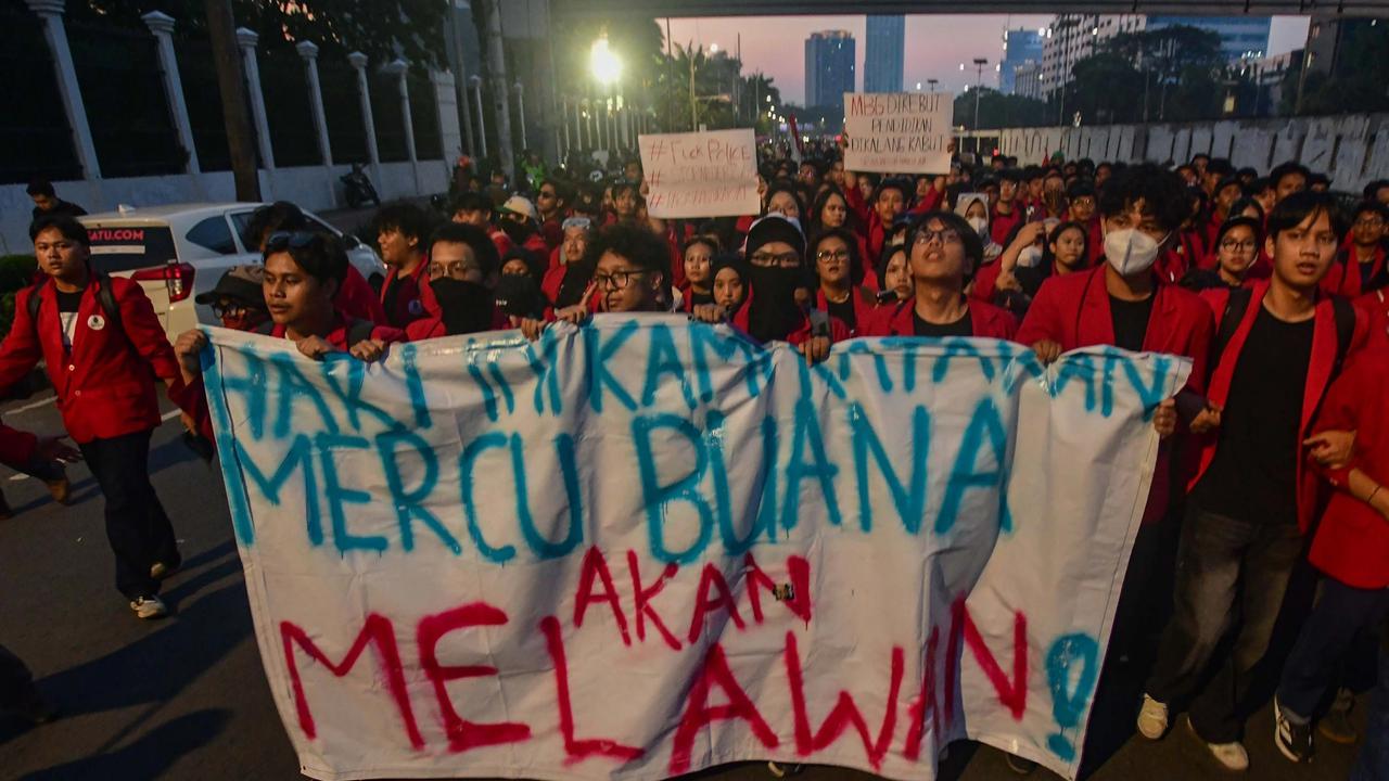 FOTO: Ratusan Mahasiswa Gelar Aksi di DPR Soroti Kebijakan Pemerintah