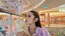 Di lain look, Mahalini Raharja tetap pilih tas Hermes ini kala dirinya menjadi Rapunzel di atas kapal [@mahaliniraharja]