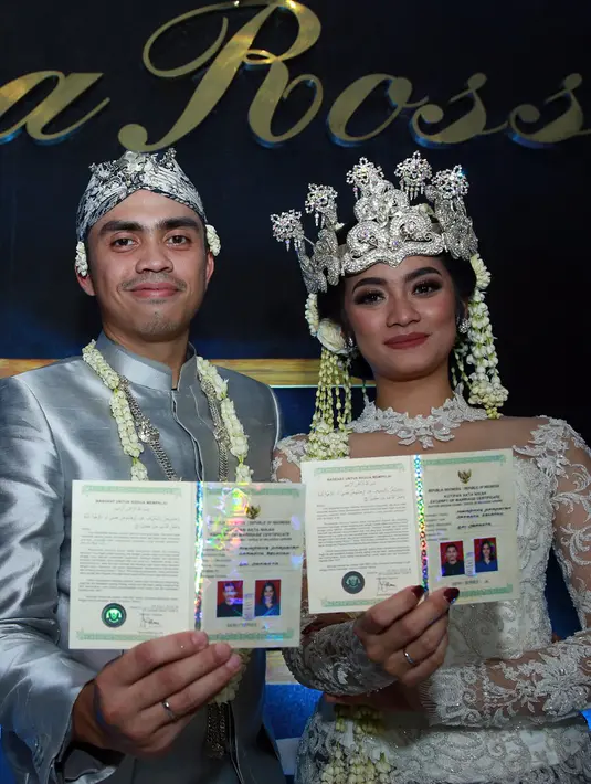 Ayudia Bing Slamet bersama Ditto sudah resmi menjadi pasangan suami istri. Mereka telah sukses menggelar acara pernikahan pada 13 September 2015 di De La Rossa, Kemang, Jakarta Selatan. (Deki Prayoga/Bintang.com)