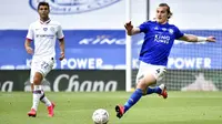 Bek Leicester City, Caglar Soyuncu, melepaskan tendangan saat melawan Chelsea pada laga Piala FA di Stadion King Power, Minggu (28/6/2020). Chelsea menang 1-0 atas Leicester City. (AP/Tim Keeton)