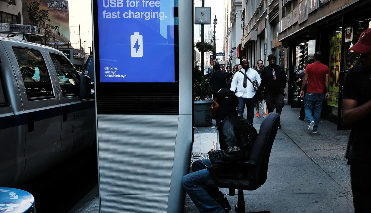 Warga melakukan streaming video di kios Wi-Fi gratis di Manhattan, New York, 24 Agustus 2016. Proyek LinkNYC ini menyulap sejumlah telepon umum usang menjadi kios Wi-Fi gratis untuk bisa mengakses internet, menelepon dan pengisian baterai ponsel. (AFP)