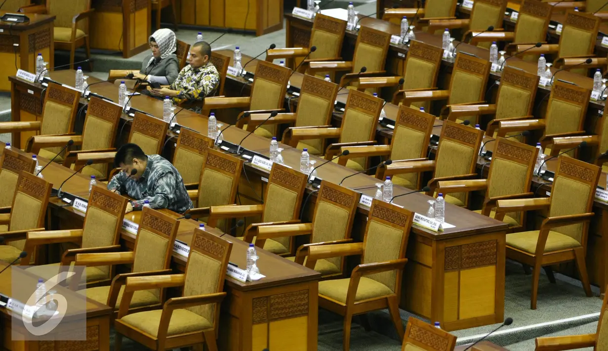 Anggota dewan mengikuti Rapat Paripurna Ke 11 di Kompleks Parlemen, Senayan, Jakarta, Kamis (27/10). Rapat paripurna ini terkait rancangan pengesahan UU UU Nomor 11 Tahun 2008 tentang ITE. (Liputan6.com/JohanTallo)