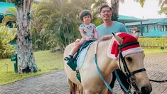 Lembar Putih terlihat tenang dan tidak panik saat menaiki kuda warna putih. Rizky Kinos selalu menemani anak perempuan kelahiran 27 Maret 2018 tersebut saat menaiki punggung kuda. Kinos tampak bahagia saat menghabiskan waktu bersama Lembar Putih. (Liputan6.com/IG/@kinosnoski)