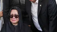 Wakil Ketua DPR Fadli Zon berdiri di samping Rachmawati Soekarnoputri saat prosesi pemakaman sang suami Benny Soemarno di TPU Karet Bivak, Jakarta, Senin (2/4). Benny Soemarno meninggal karena sakit. (Liputan6.com/Faizal Fanani)