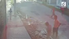 Akibat melewati semen baru jadi yang masih licin, bocah ini kualat hingga terpeleset.
