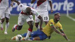 Gelandang Brasil, Douglas Luiz, berebut bola dengan bek Peru, Luis Advincula, pada laga lanjutan kualifikasi Piala Dunia 2022 zona Amerika Selatan, di Estadio Nacional de Lima, Rabu (14/10/2020) pagi WIB. Brasil menang 4-2 atas Peru. (AFP/Sebastian Castaneda/pool)