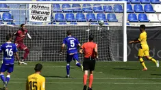 Pemain Barcelona Luis Suarez (kanan) mencetak gol ke gawang Alaves pada pertandingan La Liga di Stadion Mendizorroza, Vitoria, Spanyol, Minggu (19/7/2020). Barcelona menang 5-0. (AP Photo/Alvaro Barrientos)