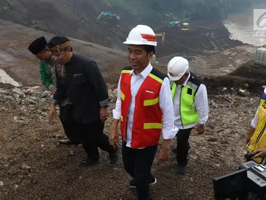 Presiden Joko Widodo atau Jokowi meninjau proyek Terowongan Nanjung di Kabupaten Bandung, Jawa Barat, Minggu (10/3). Terowongan Nanjung dibangun untuk memperlancar aliran Sungai Citarum. (Liputan6.com/Angga Yuniar)