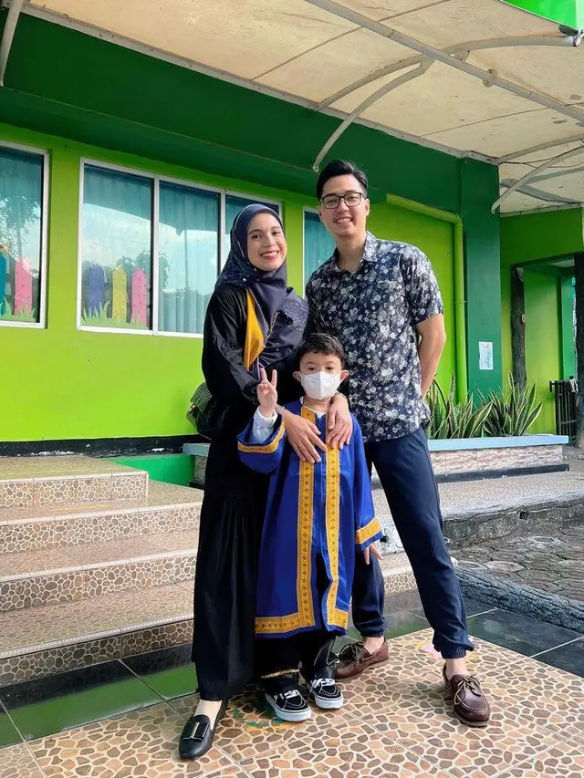 10 Gaya Artis Dampingi Anak Wisuda yang Bisa Jadi Inspirasi, Dewi Perssik Tampil bak Lady Boss dengan Setelan Jas