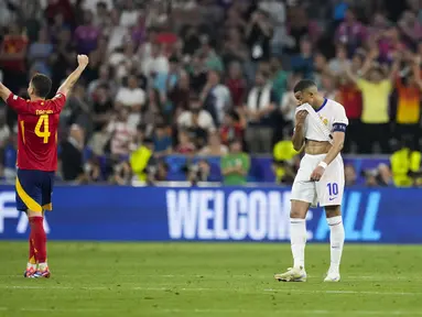 Reaksi penyerang Prancis #10 Kylian Mbappe saat bek Spanyol Nacho berselebrasi pada laga semifinal Euro 2024 di Allianz Arena, Munchen pada Rabu (10/7/2024) dini hari WIB. (AP Photo/Antonio Calanni)