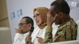 Deputi II Bidang Koordinasi Pangan dan Pertanian Kemenko Perekonomian Musdhalifah Machmud memberi penjelasan saat menjadi pembicara dalam diskusi bertemakan 'Pengendalian bahan pangan' di Jakarta, Senin (13/5). (Liputan6.com/Faizal Fanani)
