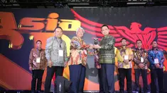 Direktur Transformasi Bisnis PT Pupuk Indonesia Nugroho Christijanto (tengah) mendapatkan penghargaan SRA 2018 Asisten II Setprov Lampung Taufik Hidayat (kanan) dalam acara The 14th SRA di Lampung, Sabtu (8/12). (Liputan6.com/HO/Ines)