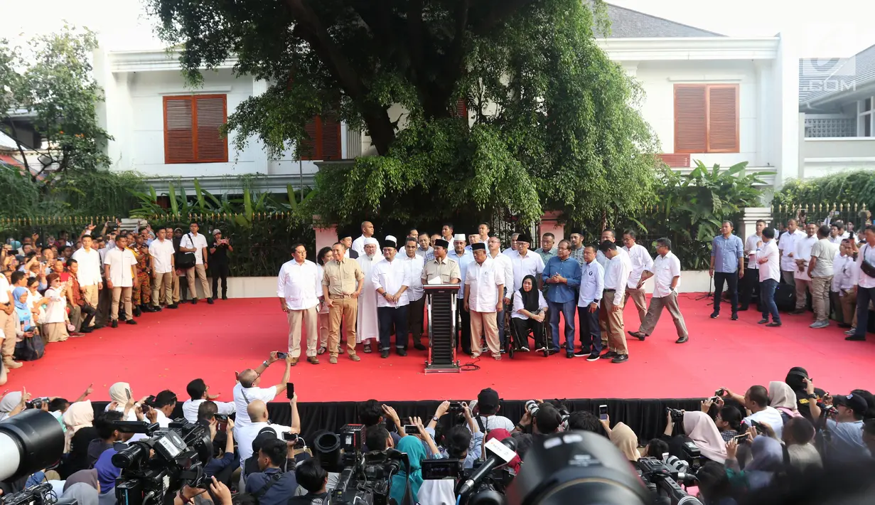 Capres 02 Prabowo Subianto bersama sejumlah tokoh dan kader pendukung memberikan keterangan kepada awak media di depan Rumahnya, di Kertanegara, Jakarta, Rabu (17/4). ). Prabowo mengklaim menang Pilpres 2019 dengan persentase 54,4 persen, dan hasil quick count 52,2 persen. (Liputan6.com/Johan Tallo)