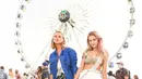 Dua wanita berpose saat menghadiri Coachella Music & Arts Festival 2018 di Empire Polo Club di Indio, Calif (15/4). Festival Coachella ini sudah ada sejak tahun 1999. (AFP Photo/Presley Ann)