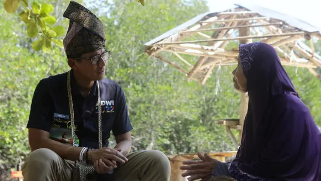 Menparekraf Sandiaga Uno (kiri) bersama Khadijah (57), salah satu warga Desa Wisata Kampung Tua Bakau Serip, Batam, Kepulauan Riau yang bekerja sebagai petugas kebersihan (Istimewa)