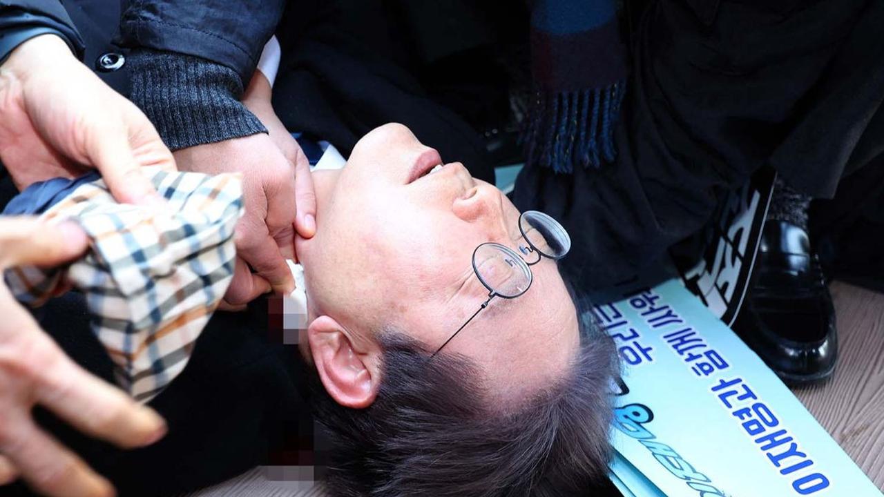 Pemimpin partai oposisi Korea Selatan, Lee Jae-myung menjadi korban penyerangan oleh orang tak dikenal. Dia ditikam di lehernya ketika memberikan keterangan pers dalam kunjungannya di Busan, Korea Selatan, Selasa (2/1/2024).&nbsp;