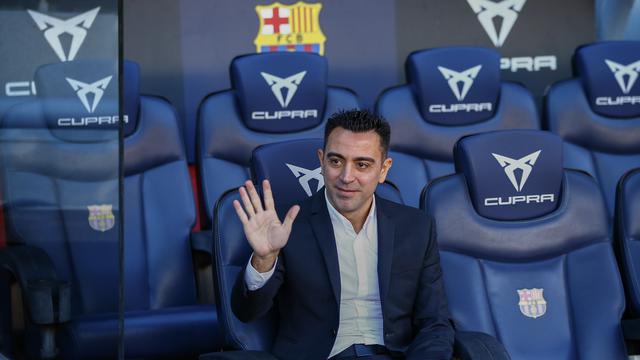 Pelatih baru Barcelona Xavi Hernandez melambai ke penonton saat presentasi resminya di stadion Camp Nou, Spanyol, Senin (8/11/2021). Xavi menggantikan pelatih sebelumnya Ronald Koeman yang dipecat. (AP Photo/Joan Monfort)