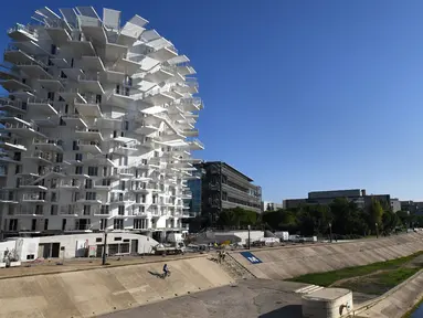 Gambar pada 23 Oktober 2018 menunjukkan sebuah bangunan "Arbre Blanc" atau yang berarti Pohon Putih di Montpellier, Prancis. Gedung ini dirancang oleh arsitek Jepang Sou Fujimoto bersama Nicolas Laisne dan Manal Rachdi dari Prancis. (PASCAL GUYOT/AFP)