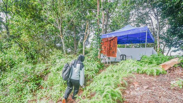 Tidak Ada Jaringan, Ayah Ini Bangun Tenda Diatas Bukit untuk Kuliah Online Sang Anak