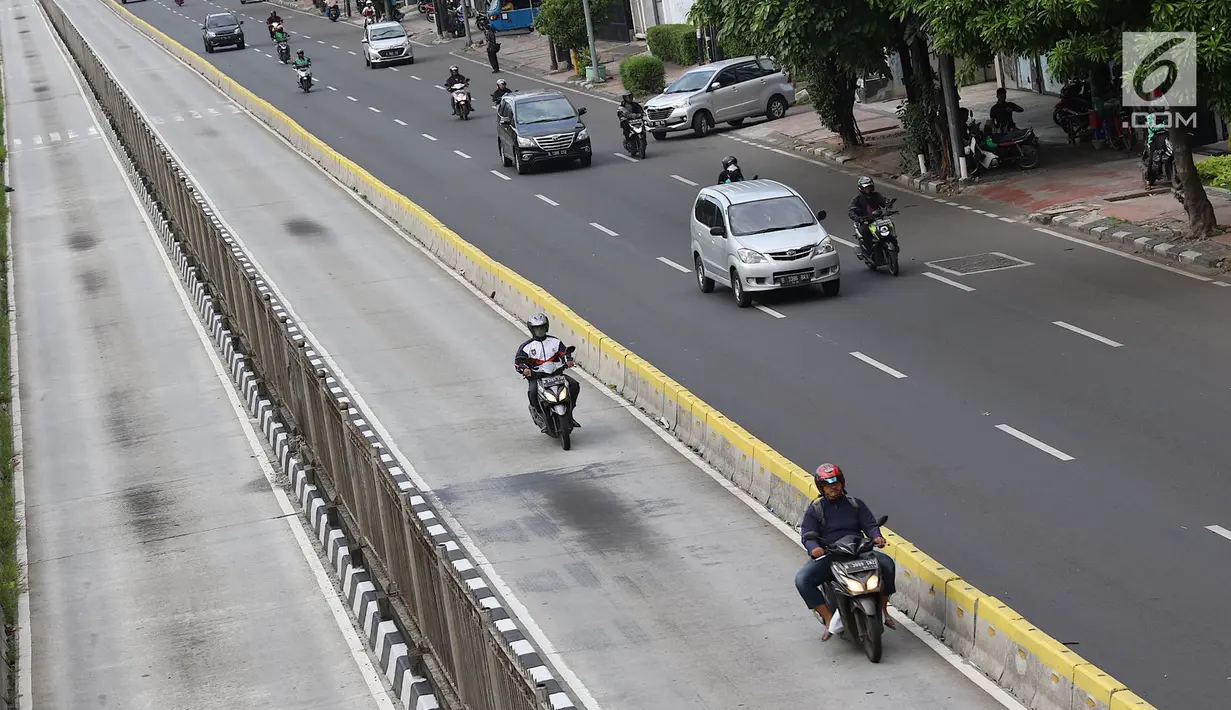 Pengendara sepeda motor melintasi jalur bus Transjakarta di Jalan Gunung Sahari, Jakarta, Kamis (27/12). Selain melanggar hukum, perilaku buruk pemotor tersebut juga dapat membahayakan keselamatan. Liputan6.com/Immanuel Antonius