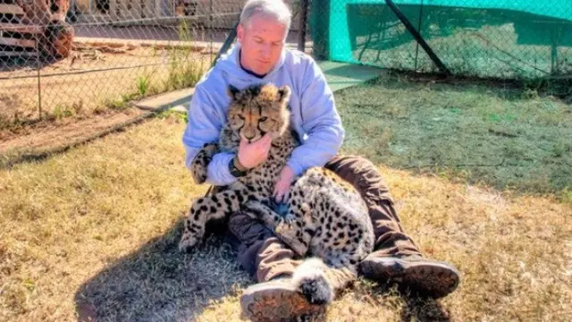 Dolph bersama sahabat Cheetahnya Gabriel (Image: Dolph C. Volker / Barcroft Images)