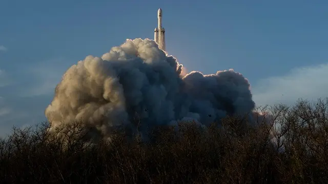 Roket Falcon Heavy milik SpaceX meluncur dari Kennedy Space Center di Cape Canaveral, Florida, Minggu (30/8/2026), membawa Teleskop Luar Angkasa Nancy Grace Roman.