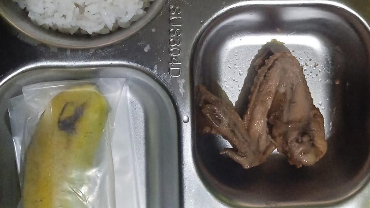 Orang Tua Siswa di Sukabumi Temukan MBG Tak Layak: Ayam Belum Matang, Sayur Berulat dan Jeruk Busuk