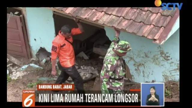 Dua rumah warga di Sindangkerta, Bandung Barat, rusak berat akibat tebing longsor.