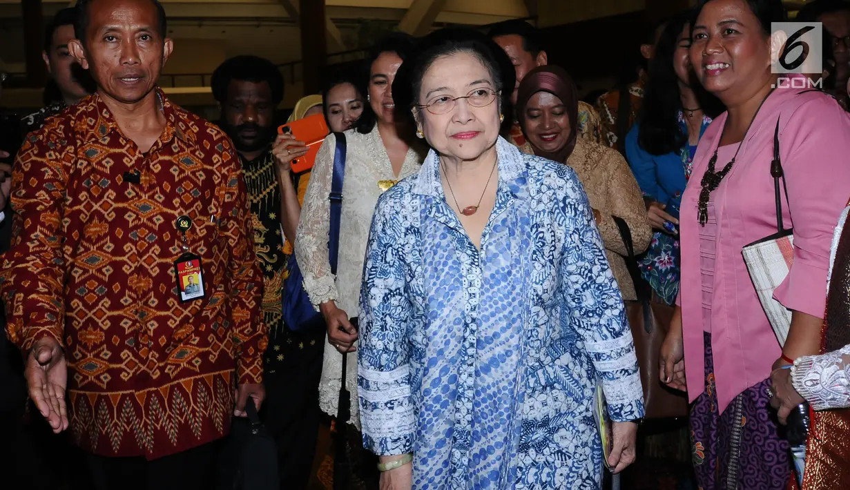 Presiden kelima RI Megawati Soekarnoputri usai menghadiri pembukaan Festival Prestasi Indonesia di JCC Jakarta, Senin (21/8). Festival dibuka oleh Menko Kemaritiman Luhut B Pandjaitan. (Liputan6.com/Helmi Fithriansyah)