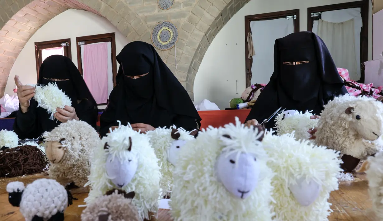 Wanita Palestina membuat boneka domba  menjelang Idul Adha, di desa Badui "Umm Al-Nasr" di Jalur Gaza utara (14/7/2021). Idula Adha merupakan sebuah Hari Raya Islam yang akan di rayakan seluruh umat Islam dunia  pada 20 Juli 2021. (AFP/Mohammed Abed)