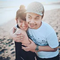 Raditya Dika akhirnya mengumumkan kehamilan sang istri. (instagram/anissaaziza)