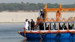 Presiden Prancis Emmanuel Macron (dua kiri) dan Perdana Menteri (PM) India Narendra Modi (kiri atas) naik perahu di Sungai Gangga di Varanasi, India, Senin (12/3). Macron mengunjungi India untuk meneken sejumlah kesepakatan. (AP Photo/Rajesh Kumar Singh)