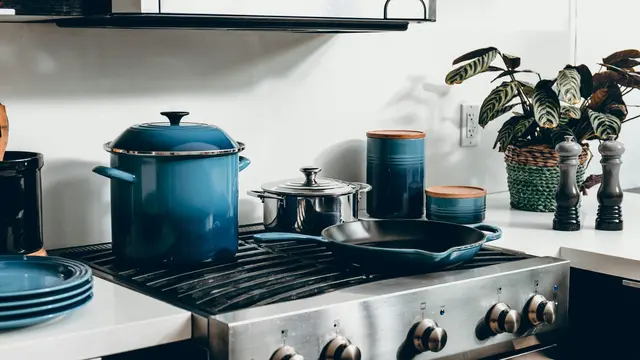 4 Kesalahan Membersihkan Alat Masak Enamel