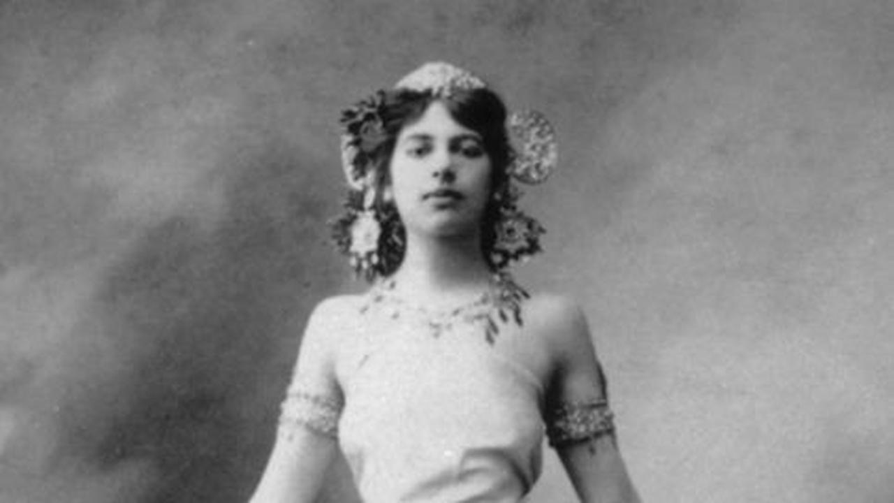 Ia mulai menjadi penari profesional di Paris pada tahun 1905 dengan nama Lady MacLeod