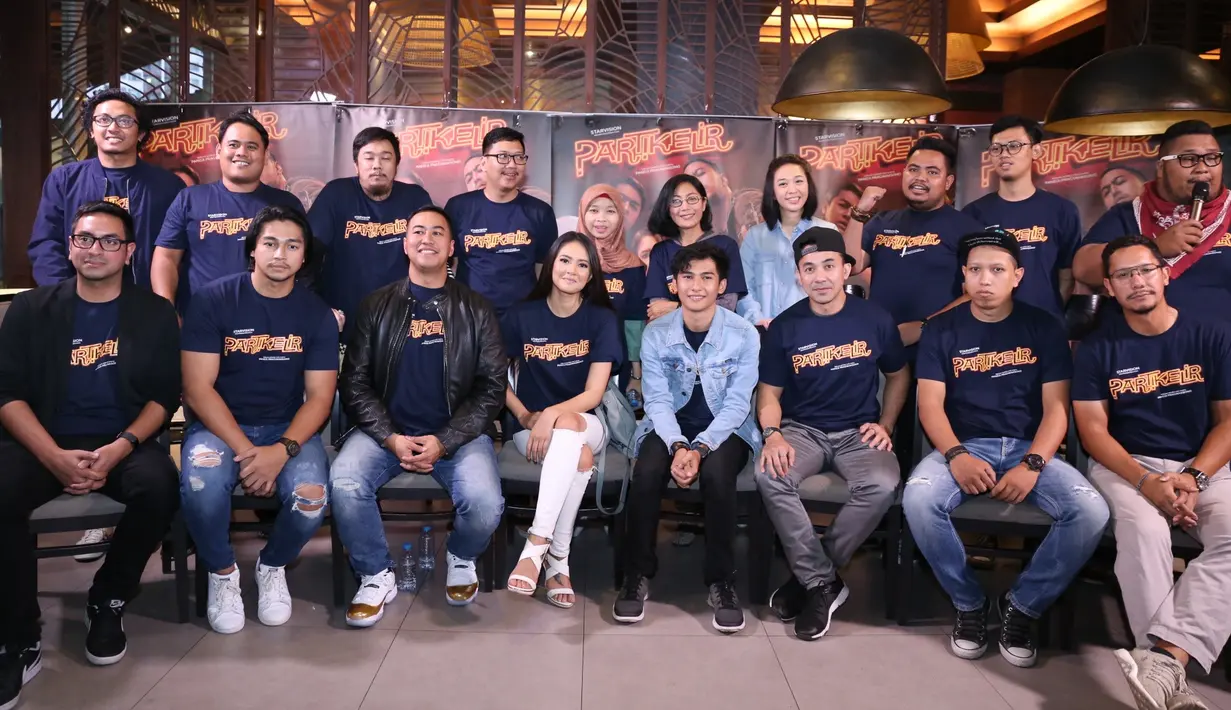 "Saya dibantu istri, Gamila dan dari tim Goks. Jadi habis nulis saya banyak berdiskusi dengan Gamila, dia banyak kasih masukan segala macam," pungkas Pandji Pragiwaksono usai Press Screening film Partikelir.(Nurwahyunan/Bintang.com)