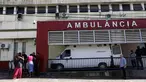 Orang-orang menunggu di luar Rumah Sakit Getulio Vargas untuk kedatangan orang-orang yang terluka atau terbunuh selama penggerebekan polisi di favela Vila Cruziero di Rio de Janeiro, Brasil, Selasa (24/5/2022). Polisi menggerebek favela Vila Cruzeiro sebelum fajar Selasa dalam operasi yang memicu baku tembak sengit. (AP Photo/Bruna Prado)