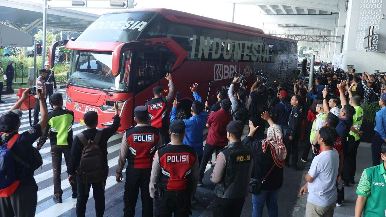 "Terima kasih Garudaku.. Terima kasih Garudaku.." juga membahana pada pagi hari di Bandara Soekarno-Hatta.&nbsp;