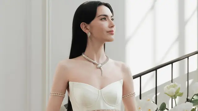 Potret Davika Hoorne Tampil Anggun dalam Gaun Adat Thailand Berhiaskan Koleksi BVLGARI Serpenti di Upacara Adat