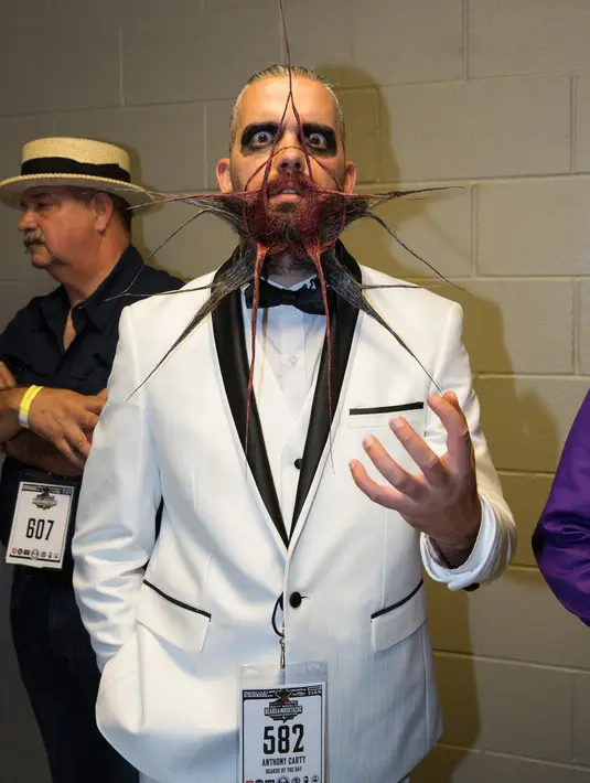Anthony Carty saat mengikuti Kejuaraan Dunia Beard and Moustache Championships 2017 di Long Center for the Performing Arts, Remington, Austin, Texas (3/9). Kejuaraan ini diselenggarakan selama tiga hari. (AFP Photo/Suzanne Cordeiro)